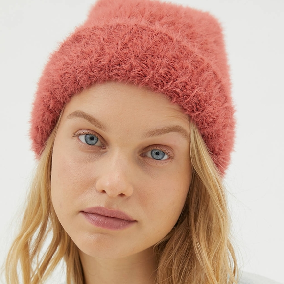 Urban Outfitters Accessories - NEW Urban Outfitters Salmon Coral Wren Fuzzy Eyelash Knit Beanie